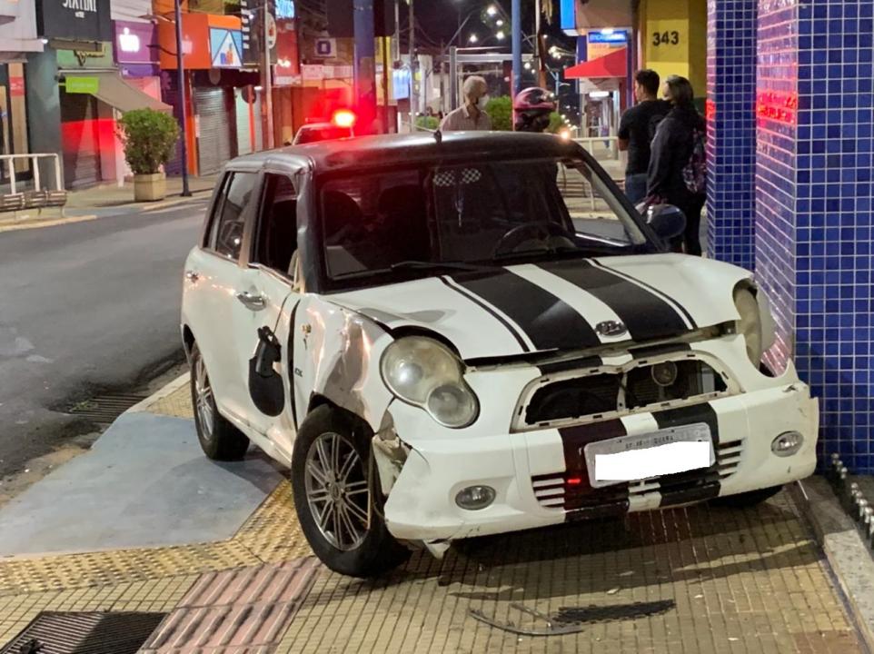 Foto 7 de 10 — Carro vai parar na calçada após acidente com moto no Centro de Araraquara